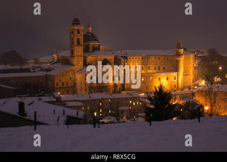 Urbino mit Schnee bei Dämmerung, Stadt und Weltkulturerbe in der Region Marken in Italien Stockfoto