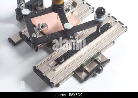 Gravur Gerät Stromabnehmer mit CNC-graveur mit Buchdruck Alphabet auf weißem Hintergrund Stockfoto