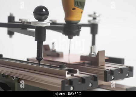 Gravur Gerät Stromabnehmer mit CNC-graveur mit Buchdruck Alphabet auf weißem Hintergrund Stockfoto
