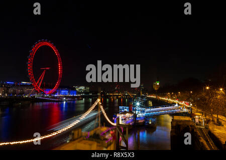 London Eye oder Millenium Wheel, ist ein 135 Meter Riesenrad, von dem aus Sie einen spektakulären Ausblick auf London, in der Nacht und Rot ist spektakulär Stockfoto