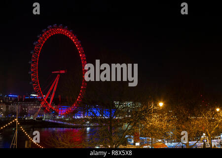 London Eye oder Millenium Wheel, ist ein 135 Meter Riesenrad, von dem aus Sie einen spektakulären Ausblick auf London, in der Nacht und Rot ist spektakulär Stockfoto