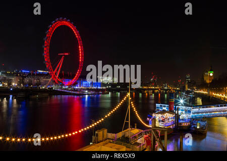 London Eye oder Millenium Wheel, ist ein 135 Meter Riesenrad, von dem aus Sie einen spektakulären Ausblick auf London, in der Nacht und Rot ist spektakulär Stockfoto