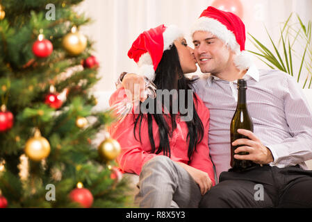 Junge schöne Paar feiern Weihnachten oder Silvester mit Champagner. Stockfoto