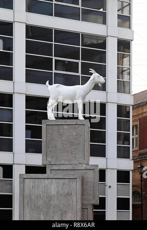 LONDON, Großbritannien - 20 November: Ich Ziege Skulptur in London am 20. NOVEMBER 2011. Weiße Ziege stehend auf Stapel von Kisten in Spitalfields in London Stockfoto