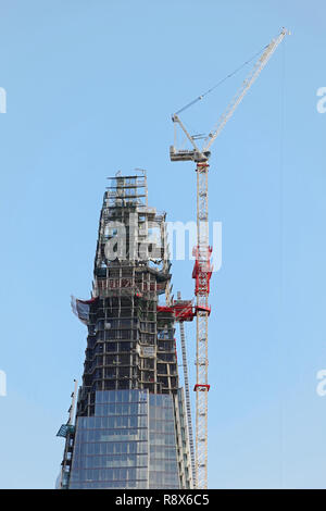 LONDON, GROSSBRITANNIEN, 18. NOVEMBER: Der Shard Gebäude in London am 18. NOVEMBER 2011. Der Shard Wolkenkratzer mit Kran beim constructon an Southwa Stockfoto