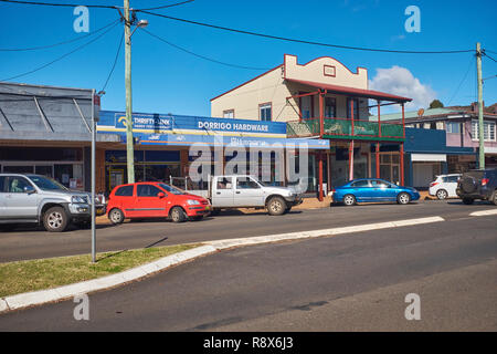 Die Geschäfte entlang der Straße einschließlich einer Hardware Store mit Fahrzeuge außerhalb in Dorrigo New South Wales, Australien Stockfoto