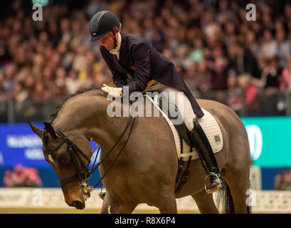 Großbritanniens Lara Butler reiten Rubin Alle Asad konkurriert in der FEI Dressur-weltcup Grand Prix während des Tages eine der London International Horse Show in London Olympia. Stockfoto