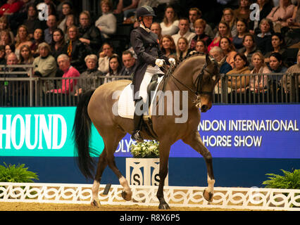 Großbritanniens Lara Butler reiten Rubin Alle Asad konkurriert in der FEI Dressur-weltcup Grand Prix während des Tages eine der London International Horse Show in London Olympia. Stockfoto