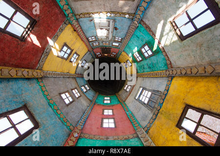 Innenräume eines Gebäudes in der eklektischen Dorf Campanopolis. Gonzales Catan, Buenos Aires, Argentinien. Stockfoto