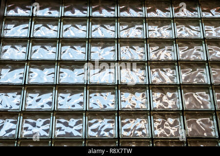 Bunte Lichtmuster auf architektonische Milchglas Blockwand Stockfoto
