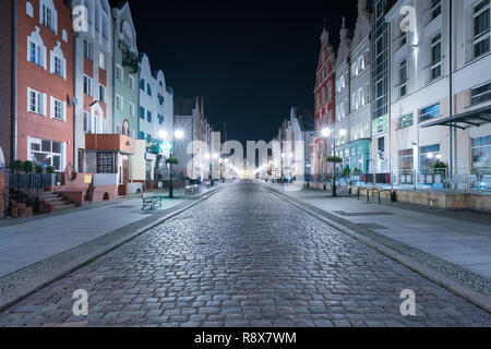 Altstadt von Elbing, Polen in der Nacht. Renovierte Häuser auf Stary Rynek Straße mit mittelalterlicher Markt Tor (polnisch: Brama Targowa). Stockfoto