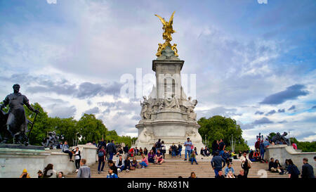 LONDON, Großbritannien - 8 September, 2018: Victoria Memorial, in der Mitte der Royal Garden vor dem Buckingham Palace entfernt, und Queen Vic gewidmet Stockfoto