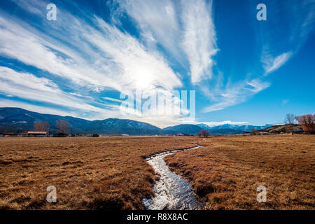 Ranch Bewässerung Graben & Weide; dramatische Himmel; Rocky Mountains; außerhalb der kleinen Stadt von Salida, Colorado, USA Stockfoto