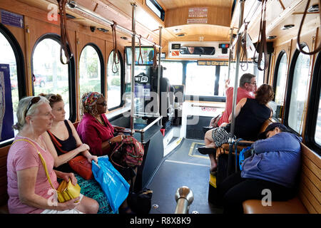 Miami Beach Florida, kostenloser Trolley-Bus, öffentliche Verkehrsmittel, Reiter, Schwarze Schwarze Afrikaner ethnische Minderheit, Erwachsene Erwachsene Frau Frauen weibliche Dame, s Stockfoto