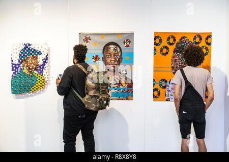 Miami Florida, Innenstadt, Art Basel, Prizm Art Fair, Inneneinrichtung, Schwarze Afrikaner, ethnische Minderheit, Erwachsene Erwachsene, Männer, Freunde, Blick Stockfoto