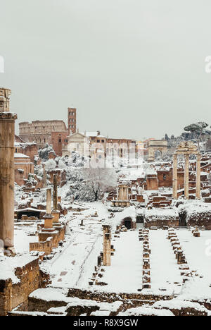 Gefrorene Rom. Blick auf das Forum Romanum und das Kolosseum antike Ruinen von Schnee bedeckt, ein sehr seltenes Ereignis in der Stadt (mit Kopie Raum oben) Stockfoto