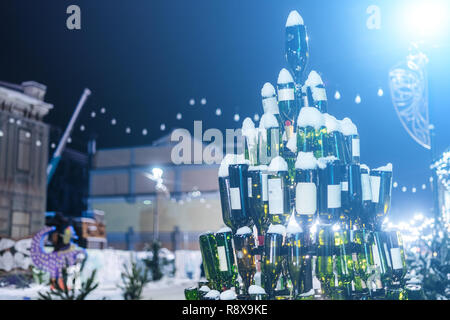 Weihnachten Baum mit Weinflaschen im neuen Jahr ist die Messe in Kiew gemacht Stockfoto