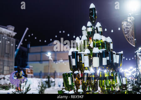 Weihnachten Baum mit Weinflaschen im neuen Jahr ist die Messe in Kiew gemacht Stockfoto