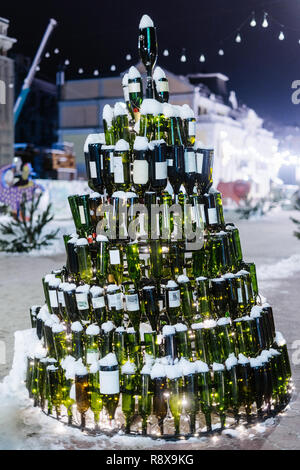 Weihnachten Baum mit Weinflaschen im neuen Jahr ist die Messe in Kiew gemacht Stockfoto