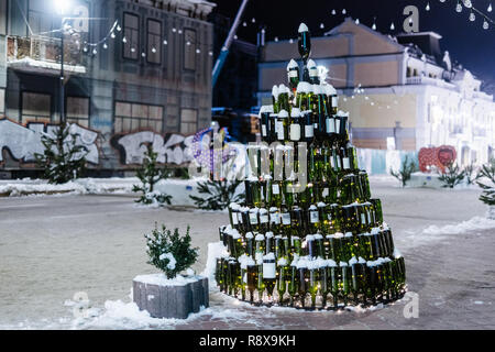 Weihnachten Baum mit Weinflaschen im neuen Jahr ist die Messe in Kiew gemacht Stockfoto