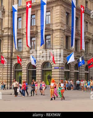 Zürich, Schweiz - 2 August 2014: Paradeplatz Square am Tag der Street Parade. Die Street Parade ist die am meisten besuchte technoparade in Europ Stockfoto