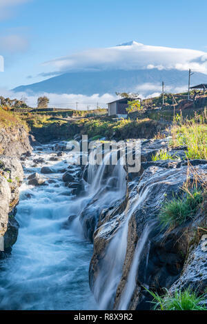 Schöne Fuji-san mit einem kleinen Wasserfall in den ländlichen Dorf in Fujinomiya, Shizuoka, Japan Stockfoto