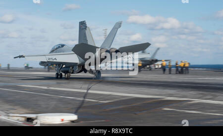 181204-N-EE 423-0090 ATLANTIK (31. 4, 2018) Eine F/A-18F Super Hornet landet auf dem Flugdeck an Bord der Flugzeugträger USS George H.W. Bush (CVN 77). GHWB ist unterwegs in den Atlantischen Ozean die Durchführung von routinemäßigen Übungen Träger bereit zu halten. (U.S. Marine Foto von Mass Communication Specialist Seaman Apprentice Sophie Pinkham) Stockfoto