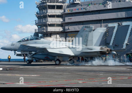 181204-N-EE 423-0093 ATLANTIK (31. 4, 2018) Eine F/A-18F Super Hornet landet auf dem Flugdeck an Bord der Flugzeugträger USS George H.W. Bush (CVN 77). GHWB ist unterwegs in den Atlantischen Ozean die Durchführung von routinemäßigen Übungen Träger bereit zu halten. (U.S. Marine Foto von Mass Communication Specialist Seaman Apprentice Sophie Pinkham) Stockfoto