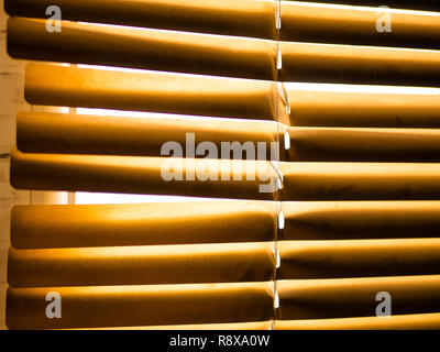 Gelbe Fenster Jalousien an einem sonnigen Tag Stockfoto