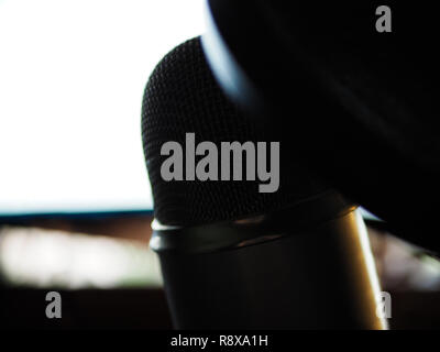 Das Mikrofon mit pop Filter auf Stockfoto