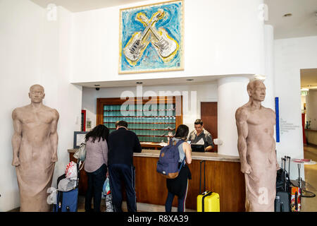 Miami Beach, Florida, Collins Avenue, Sagamore, Hotelhotels, Motel Motels, Art Basel, Lobby, Gemälde, Verkaufsausstellung, Rezeption, Reservierungsschalter, Rahmen Stockfoto