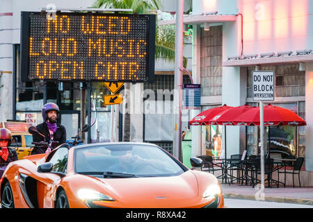 Miami Beach, Florida, Collins Avenue, elektronisches LED-Schild, Marihuana ohne Unkraut, laute Musik, offene Behälter, FL181205134 Stockfoto