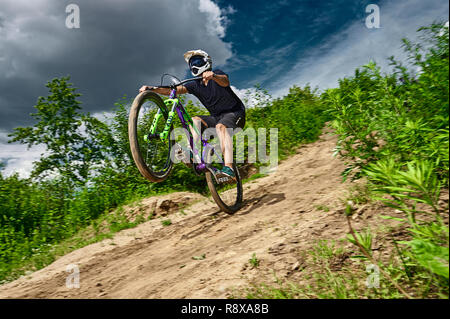 Moskau, Russland - Juli 6, 2017: Mountainbike Radfahrer tun wheelie Stunt auf einem Mtb. Biker, extreme Sport Fahrrad. Cool Athlet Radfahrer auf einem Stockfoto