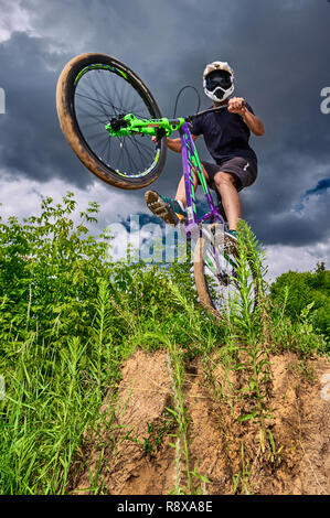 Moskau, Russland - Juli 6, 2017: Mountainbike Radfahrer tun wheelie Stunt auf einem Mtb. Biker, extreme Sport Fahrrad. Cool Athlet Radfahrer auf einem Stockfoto