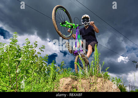 Moskau, Russland - Juli 7, 2017: Mountainbike Radfahrer tun wheelie Stunt auf einem Mtb. Biker, extreme Sport Fahrrad. Cool Athlet Radfahrer auf einem Stockfoto