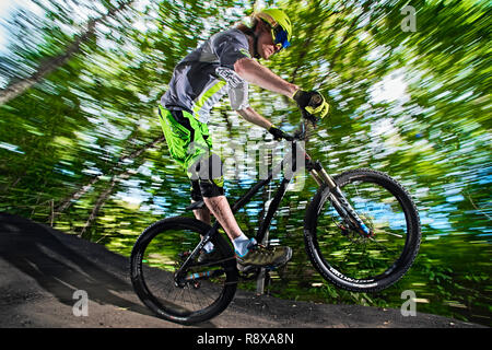 Moskau, Russland - 20. August 2017: Mountainbike Radfahrer tun wheelie Stunt auf einem Mtb. Biker, extreme Sport Fahrrad. Cool Athlet Radfahrer o Stockfoto