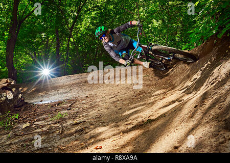 Moskau, Russland - Juli 6, 2017: Biker reiten mit aggressiven dreht. Mountainbike Radfahrer reiten Single Track. Reiter in Aktion bei Mountain bike Sport. Stockfoto