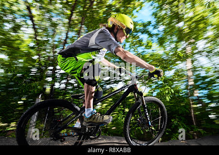 Moskau, Russland - 10. August 2017: Biker reiten mit aggressiv. Mountainbike Radfahrer reiten auf Schiene. Reiter in Aktion bei Mountain bike Sport. Cool an Stockfoto
