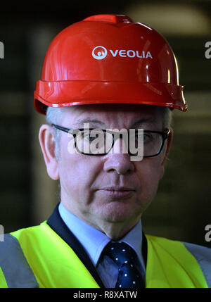 Umweltminister Michael Gove besucht die Veolia integrierte Abfallwirtschaft in Southwark, London, vor der nächsten Woche starten des staatlichen Ressourcen und Abfall Strategie. Stockfoto