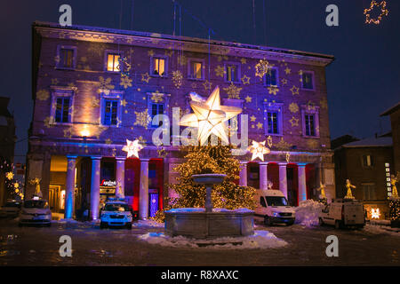 URBINO, ITALIEN - Dezember 17, 2018: Farbige Repubblica Platz mit christas Baum im Zentrum von Urbino bei Nacht Stockfoto