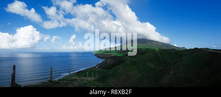 Blick von Vayang Rolling Hills mit Blick auf die üppig grüne Wellen von Rolling Hills Treffen mit der astralen - blau Gezeiten des Westens philippinischen Meer (South China Sea) in Batan der Hauptinsel des Archipels Batanes die nördlichste Provinz der Philippinen im Cagayan Valley Region Stockfoto