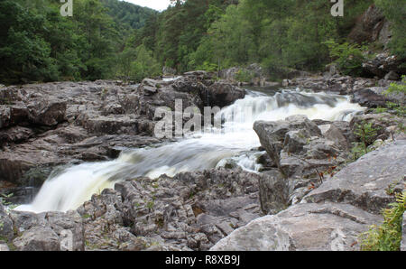 Blick von der schönen Linn von Tummel Wasserfall in der Nähe von Pitlochry in Schottland, im Sommer. Stockfoto