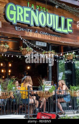 Kanada, Quebec, Montreal, Plateau-Mont-Royal, Boulevard Saint-Laurent, La P'tite Grenouille Bar und Restaurant, Stockfoto