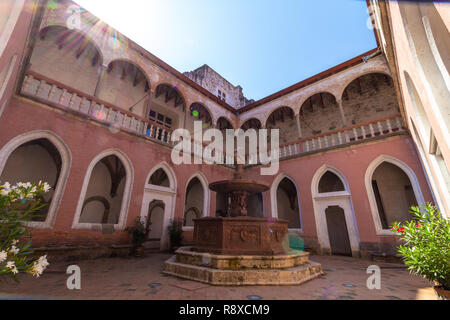 Renaissance Königspalast in Visegrad, Ungarn, Innenhof mit Marmorbrunnen (Herkules-kut), erbaut im 14-15th Jahrhundert Stockfoto