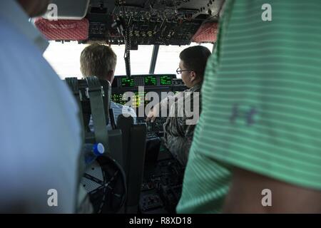 CAMP LEMONNIER, Dschibuti - Flieger an der 75th Expeditionary Airlift Squadron zugeordnet, Combined Joint Task Force-Horn von Afrika im Einsatz, werden von professionellen Golfspielern besucht als Teil der USO/PGA Tour Birdies für das tapfere, am Motor Pool auf Basis, Dez. 7, 2018. Die Mission von Camp Lemonnier wird Joint warfighters Betrieb Vorwärts aktivieren und die Beziehung zwischen den Vereinigten Staaten und in Dschibuti zu verstärken, indem sie die fünf wichtigsten Ufer Missionen - Flugbetrieb, Port-Abläufe, der Sicherheit, Sicherheit und Qualität von Lebens- und core Mission ermöglicht, wie z.b. Kraftstoff, Wasser und Stockfoto