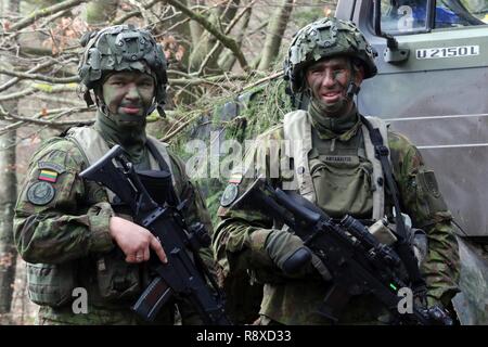 Die litauischen Soldaten stehen bereit, um Ihre taktische Position während der kombinierten Lösung XI, Dez. 6, 2018, in Hohenfels, Deutschland. Kombinierte Lösung XI ist eine alle zwei Jahre stattfindende Übung, die als Combat Training Center Zertifizierung für Regional zugeteilten Kräfte dient. Diese Wiederholung der Übung erfolgt in zwei Phasen an Grafenwöhr und Hohenfels Training in Bereichen zwischen November 26 - Dezember 14, 2018, 13 - 25, 2019. Stockfoto