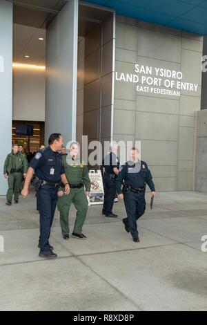 Us-amerikanischen Zoll- und Grenzschutzbehörden Executive Assistant Commissioner Office der Feldeinsätze Todd Owen und US Border Patrol Chief Carla Provost besuchen Sie die San Ysidro Einfuhrhafen. Während Ihres Besuchs werden Sie Fußgänger und Fahrzeuge Verarbeitungen beobachtet. Sie adressiert auch die Offiziere und dankte ihnen für die Arbeit, die Sie tun Grenzen unserer Nation zu schützen und den rechtmäßigen Handel und Reisen zu vereinfachen. Stockfoto