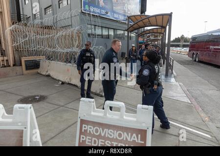 Us-amerikanischen Zoll- und Grenzschutzbehörden Executive Assistant Commissioner Office der Feldeinsätze Todd Owen und US Border Patrol Chief Carla Provost besuchen Sie die San Ysidro Einfuhrhafen. Während Ihres Besuchs werden Sie Fußgänger und Fahrzeuge Verarbeitungen beobachtet. Sie adressiert auch die Offiziere und dankte ihnen für die Arbeit, die Sie tun Grenzen unserer Nation zu schützen und den rechtmäßigen Handel und Reisen zu vereinfachen. Stockfoto