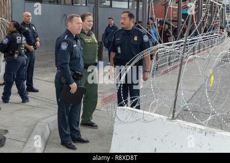 Us-amerikanischen Zoll- und Grenzschutzbehörden Executive Assistant Commissioner Office der Feldeinsätze Todd Owen und US Border Patrol Chief Carla Provost besuchen Sie die San Ysidro Einfuhrhafen. Während Ihres Besuchs werden Sie Fußgänger und Fahrzeuge Verarbeitungen beobachtet. Sie adressiert auch die Offiziere und dankte ihnen für die Arbeit, die Sie tun Grenzen unserer Nation zu schützen und den rechtmäßigen Handel und Reisen zu vereinfachen. Stockfoto