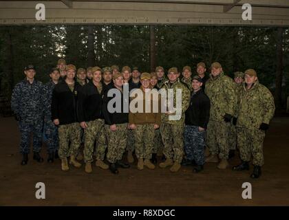 BANGOR, Washington (Dez. 7, 2018) Hintere Adm. Daryl Caudle, Commander, U-Force, US Pacific Fleet, präsentiert der offiziersmesse Gold Mannschaft Leiter der Ohio-Klasse ballistischen Raketen-U-Boots USS Alabama (SSBN 731) mit dem Master Chief Hugh McCracken Award. Diese Auszeichnung wird an besten Durcheinander von Chief's Submarine Squadron 17 wegen ihrer hervorragenden Leistung im Jahr 2018 vorgestellt. Stockfoto